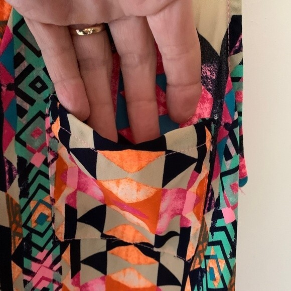 Lush Multicolored Geometric Print Sleeveless 1/2 Button Front Tunic Blouse Sz S - Picture 4 of 9